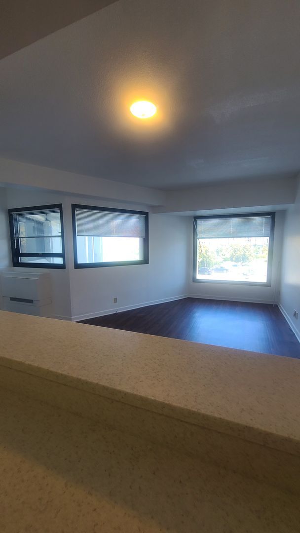 Building Photo - Unfurnished Move-In ready 1 Bedroom/ 1 Bat...