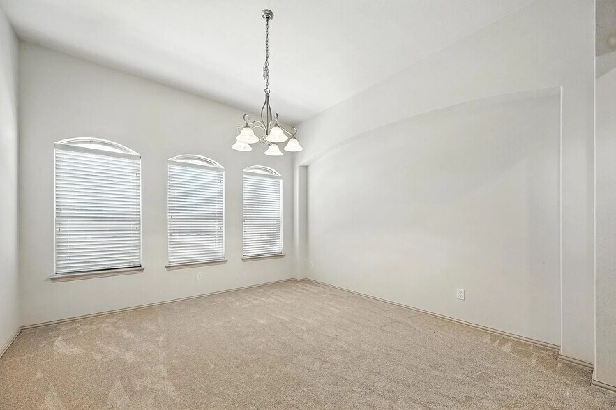 Building Photo - Room in House on Smoke Tree Dr