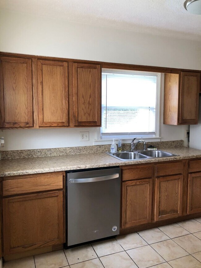 Building Photo - Spacious 2 Bed House!!