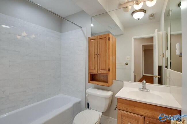 Building Photo - 2700 Briarwood Dr SE