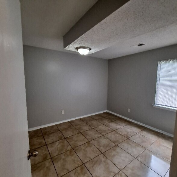 Building Photo - 3785 Walsingham Dr