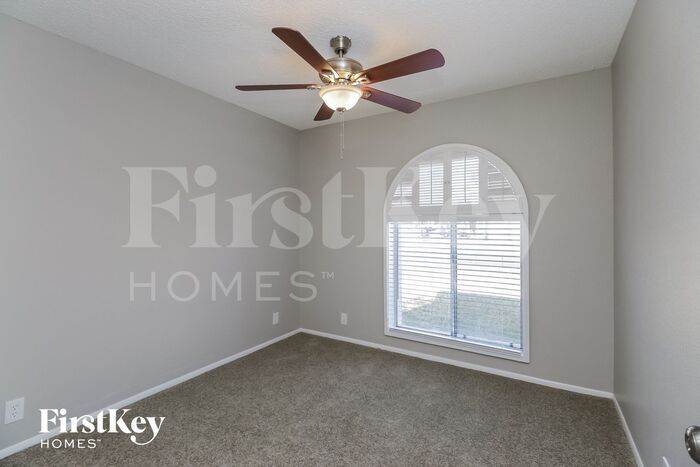 Building Photo - 2413 W Estrella Dr