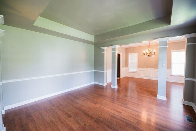 Building Photo - Spacious beautiful 5 bedroom 2.5 bath home...