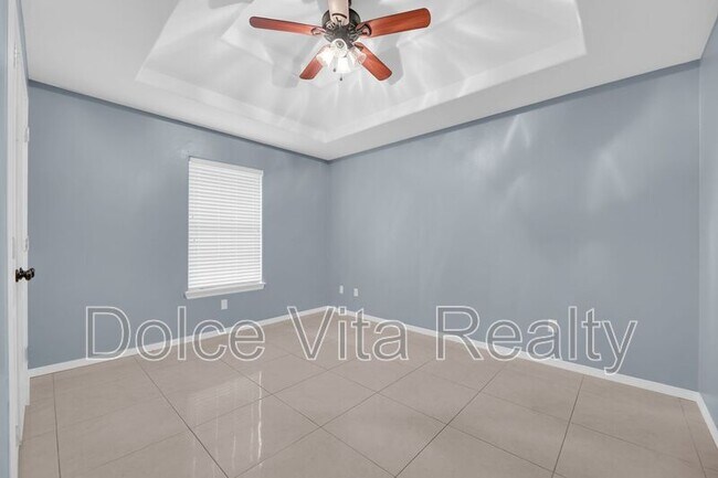 Building Photo - 110 S Ridge Ln