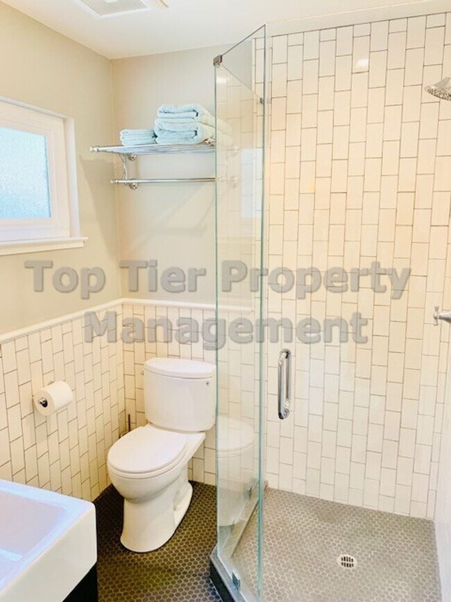 Building Photo - Stunning 4 Bed/3 Bath (plus Office), 3,230 Sqft single-family house at end of cul-de-sac and on l...