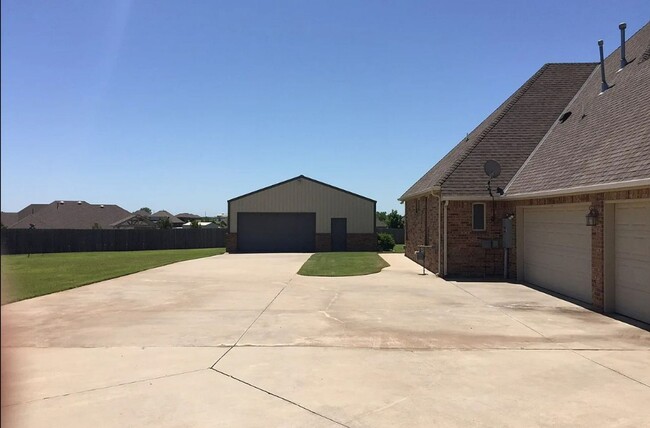 Building Photo - Large 3 bed, 2.5 bath with 30x30 shop