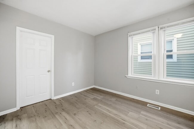 Building Photo - 243 W 32nd St