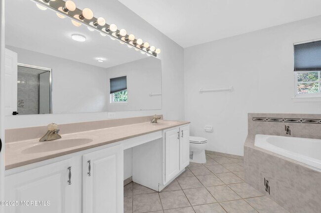 Building Photo - 3 Wellesly Ct