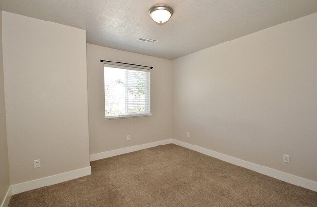 Building Photo - Immaculate Townhouse in Quiet Community