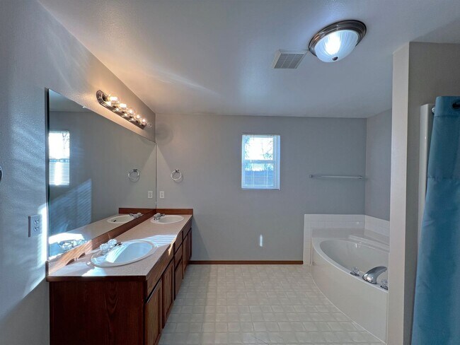 Building Photo - Price Drop!-Exceptional 2200 sq ft Three Bedroom 2 Bath Rambler in Fed Way - with A/C