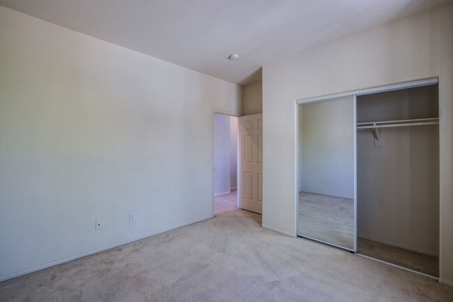 Building Photo - 4 bedroom 3 bath centrally located home