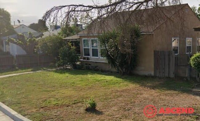 Building Photo - Cozy Home Off Truxtun and Oak!