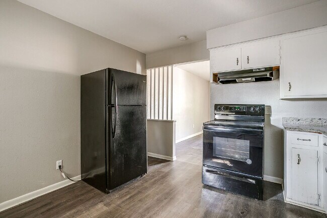 Building Photo - Cozy 2-Bed Duplex Available for Immediate ...