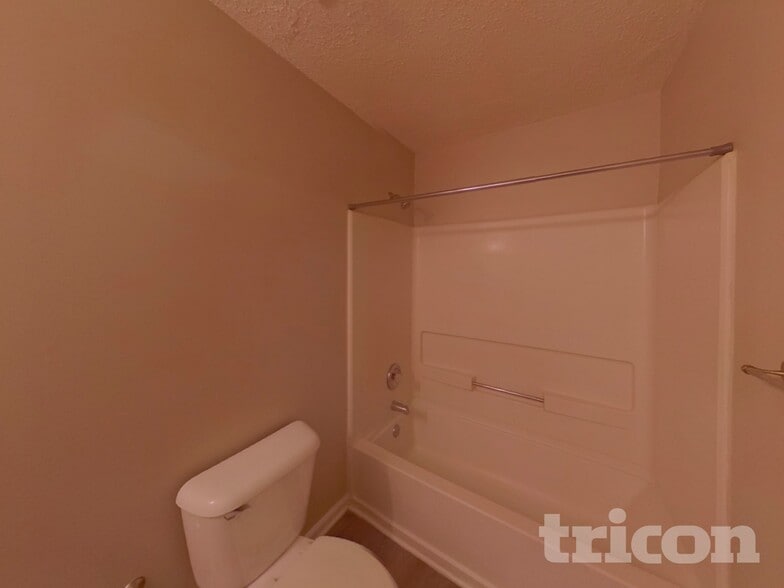 Building Photo - 2024 Meadow Glen Cir