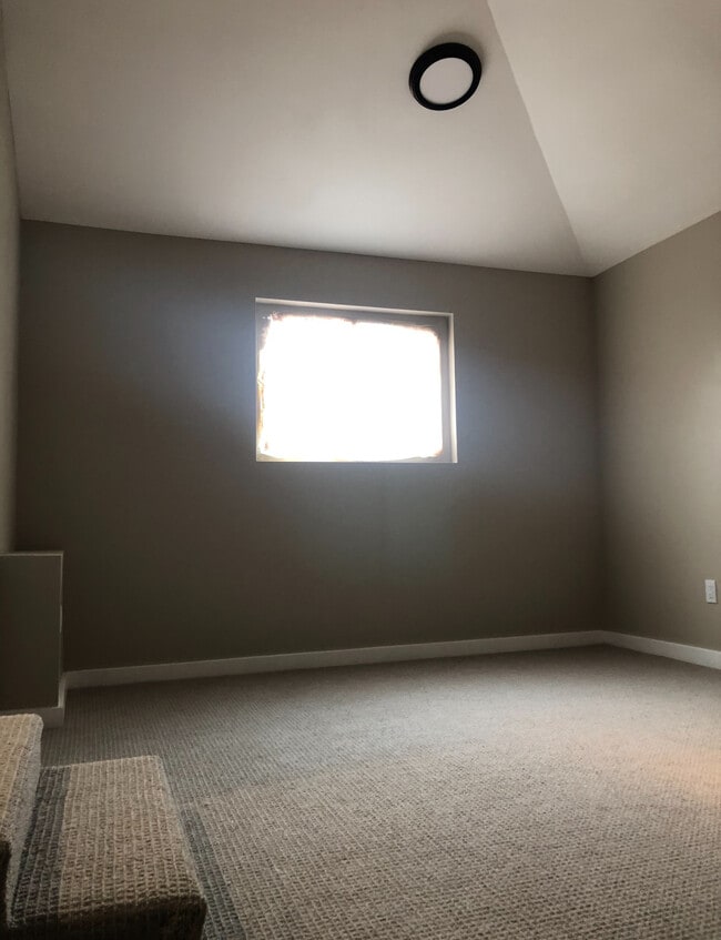 Building Photo - 1145 Montgomery St W