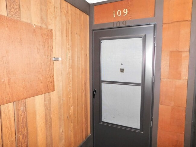 Building Photo - 961 Lakeside Dr