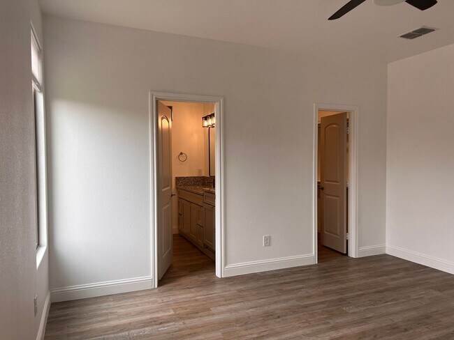Building Photo - 3 Bedroom Rental Available July 9th in Fre...