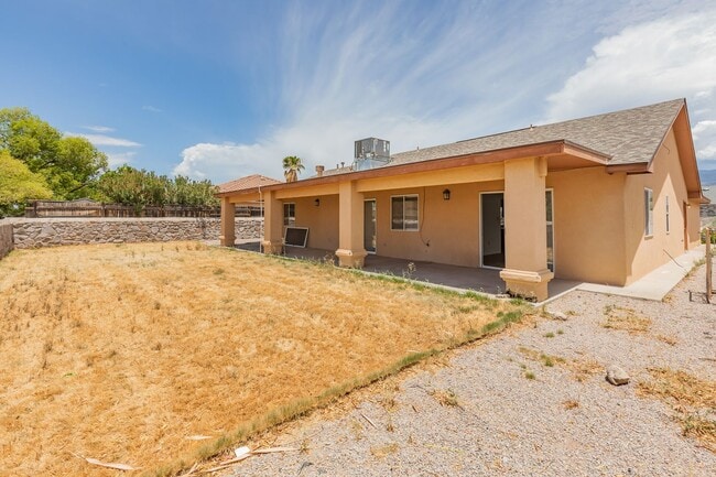 Building Photo - 3 Bedroom 2 Bath Home