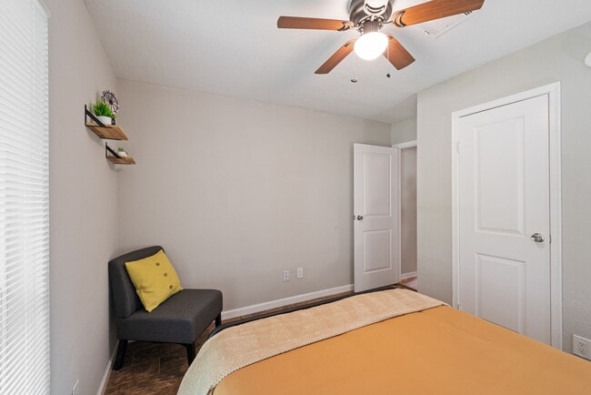 Building Photo - 2523 Village Oak Dr.