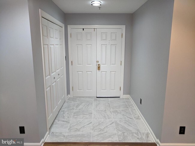 Building Photo - 10 E Lee St