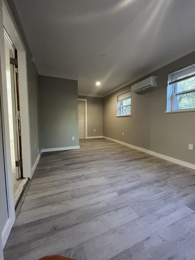 Building Photo - 1109 NE 5th Pl