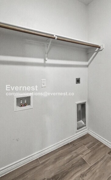 Building Photo - 713 Freedom Cir