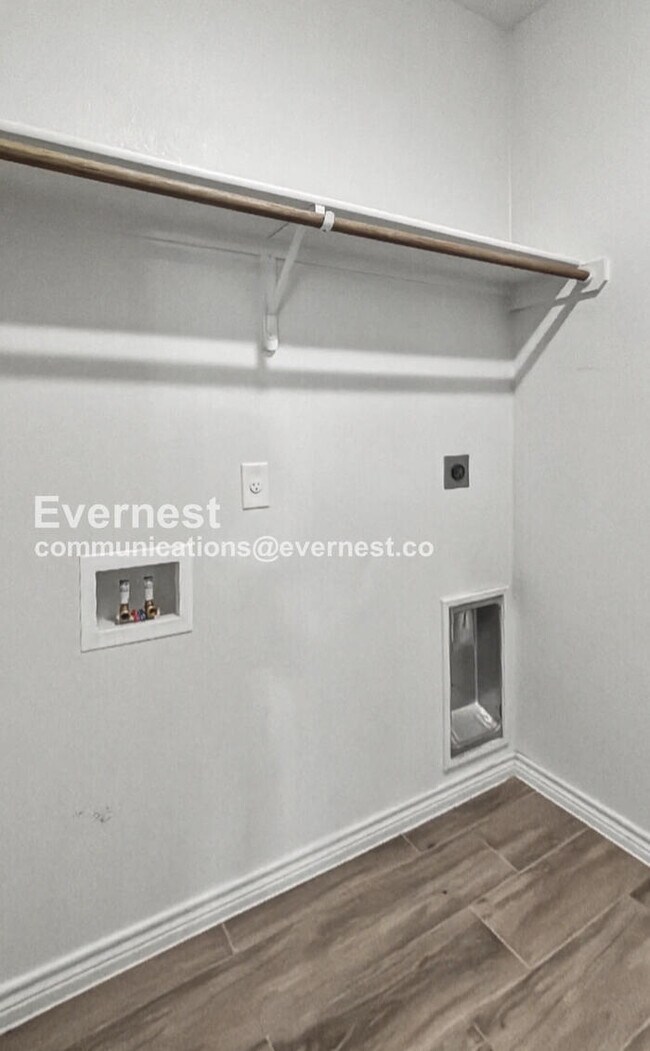 Building Photo - Limited Time Special Offer / 4 Bed, 2 Bath Home with Garage / Pet-Friendly / Vouchers Accepted / ...