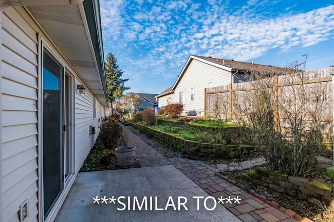 Building Photo - Two Bedroom Duplex in Great Neighborhood, Close to Schools! Pet Friendly!