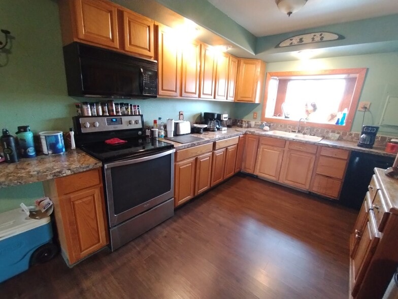 Building Photo - 1680 E Alder St