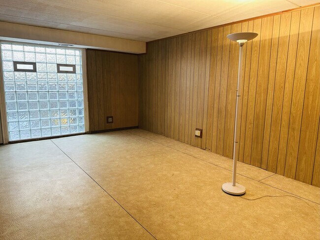 Building Photo - Hyde Park Town-House for Rent