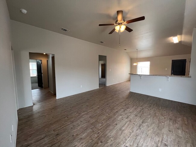 Building Photo - 4 Bedroom Home In Frenship ISD!