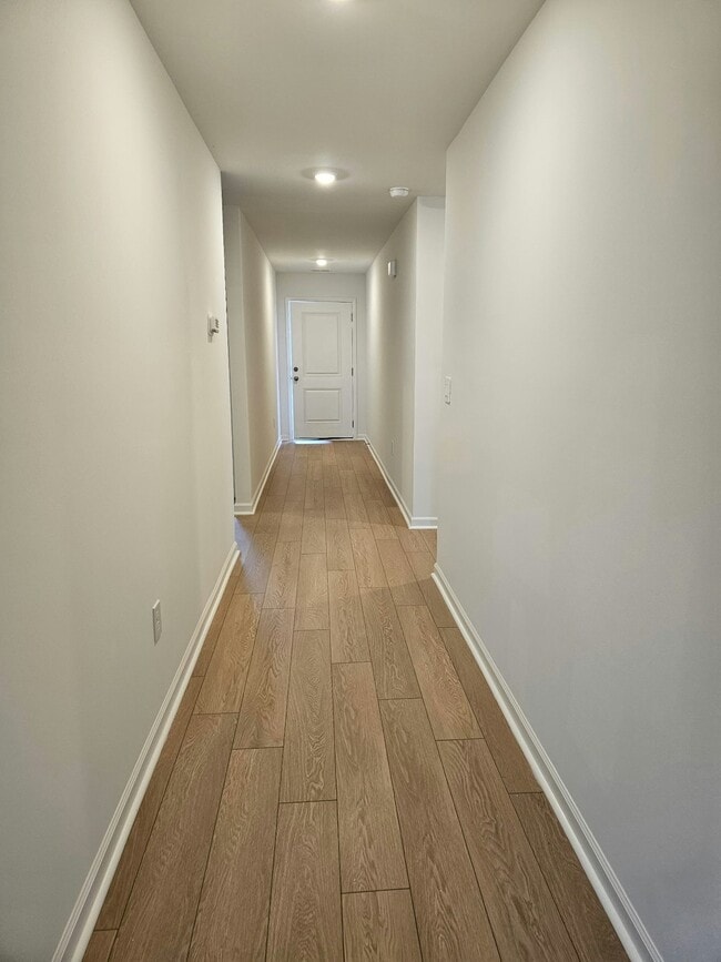 Building Photo - 112 Labrador Ln