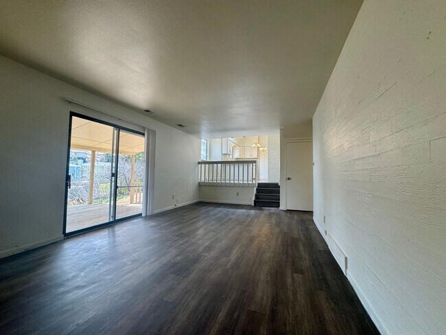 Building Photo - Beautiful 5 bedroom 2.5 bathroom home available NOW!!!