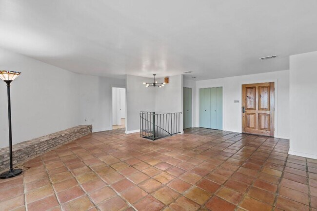 Building Photo - 103 Comet