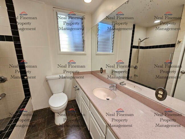 Building Photo - 4 BED, 1 BATH APARTMENT, TANDEM PARKING Electric Water included.