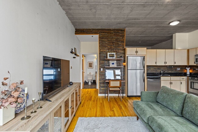 Building Photo - 630 N Franklin St