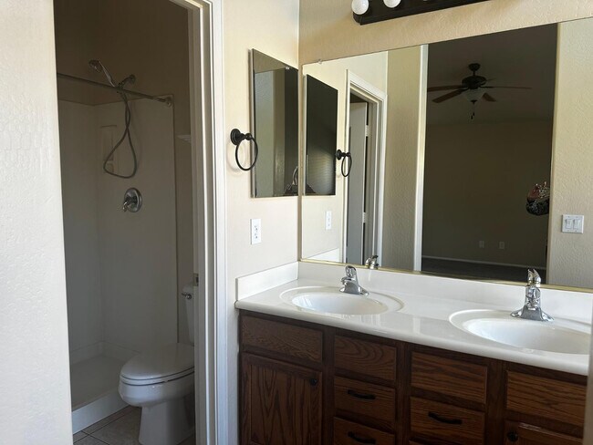 Building Photo - 1672 W Paisley Dr