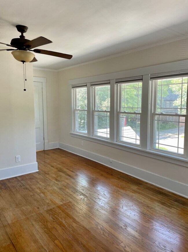 Building Photo - Beautiful & Spacious 3 Bedroom Rental Home...