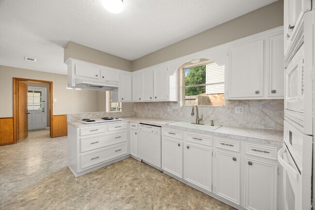 Building Photo - 5923 Pebble Springs Dr