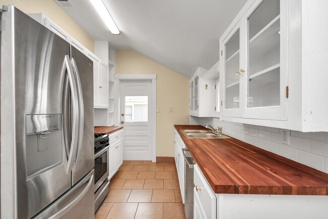 Building Photo - 411 Peden St