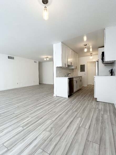 Building Photo - 1849 S Bentley Ave