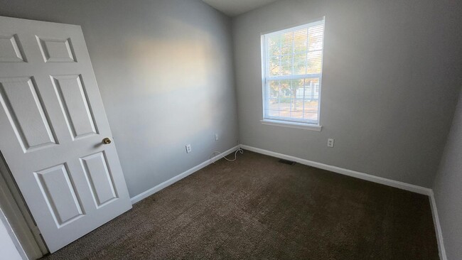 Building Photo - "Spacious 3-Bedroom Townhouse with Finishe...