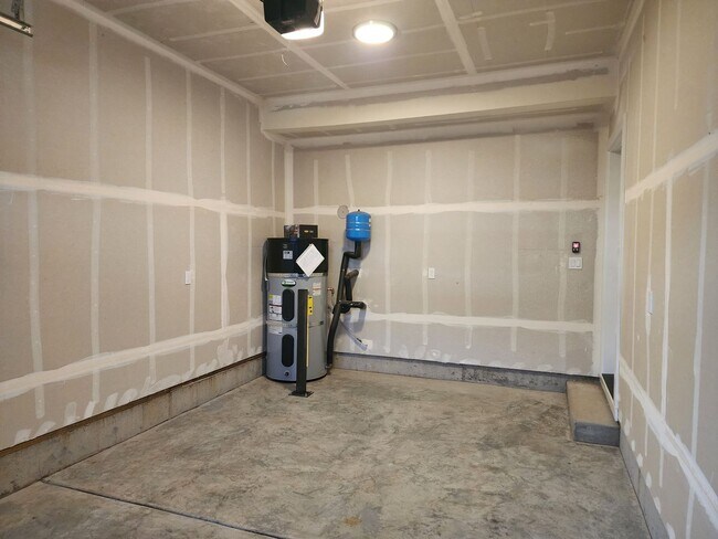 Building Photo - 3 bedroom Townhouse with Pool Access and E...