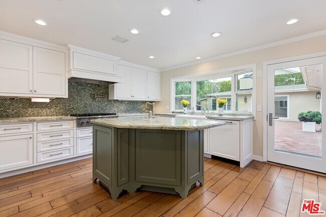 Building Photo - 4211 W Toluca Lake Ln