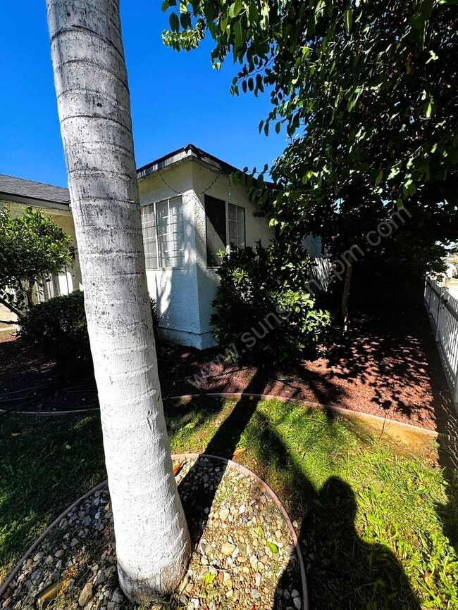 Building Photo - Newly Renovated 2 Bed, 1 Bath Home with Ap...