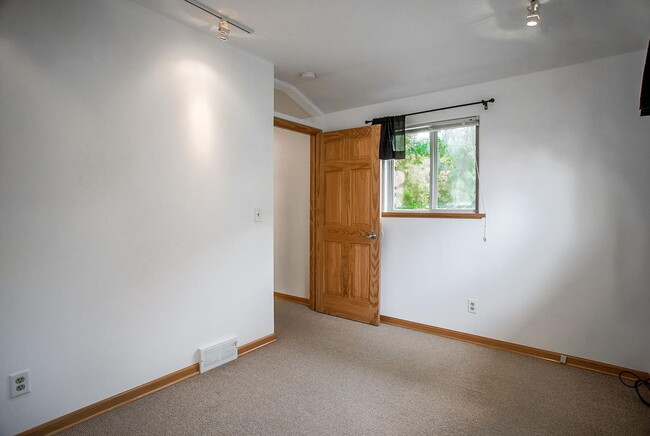 Building Photo - Single Family Home