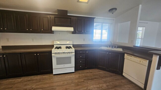 Building Photo - Gorgeous Single Story Home