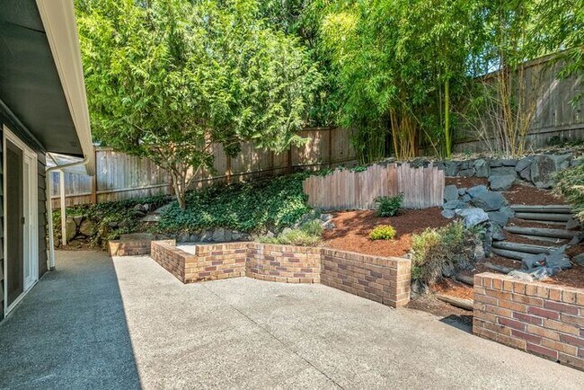 Building Photo - Elegant Air-Conditioned Newly Remodeled Matthews Beach Rambler