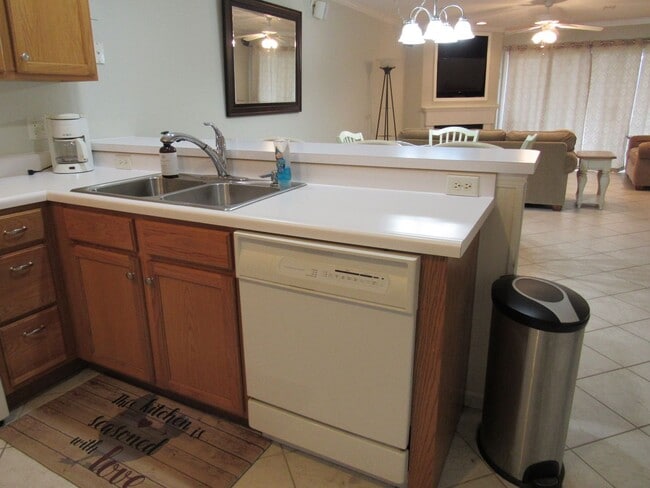 Building Photo - Lakefront 2 bedroom Condo For Rent