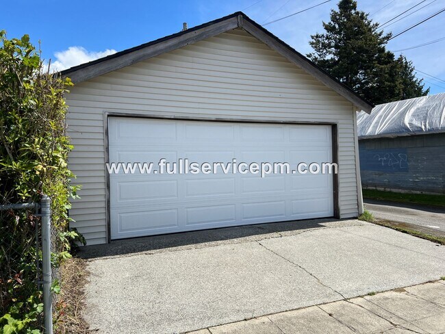 Building Photo - Wonderful corner lot home.